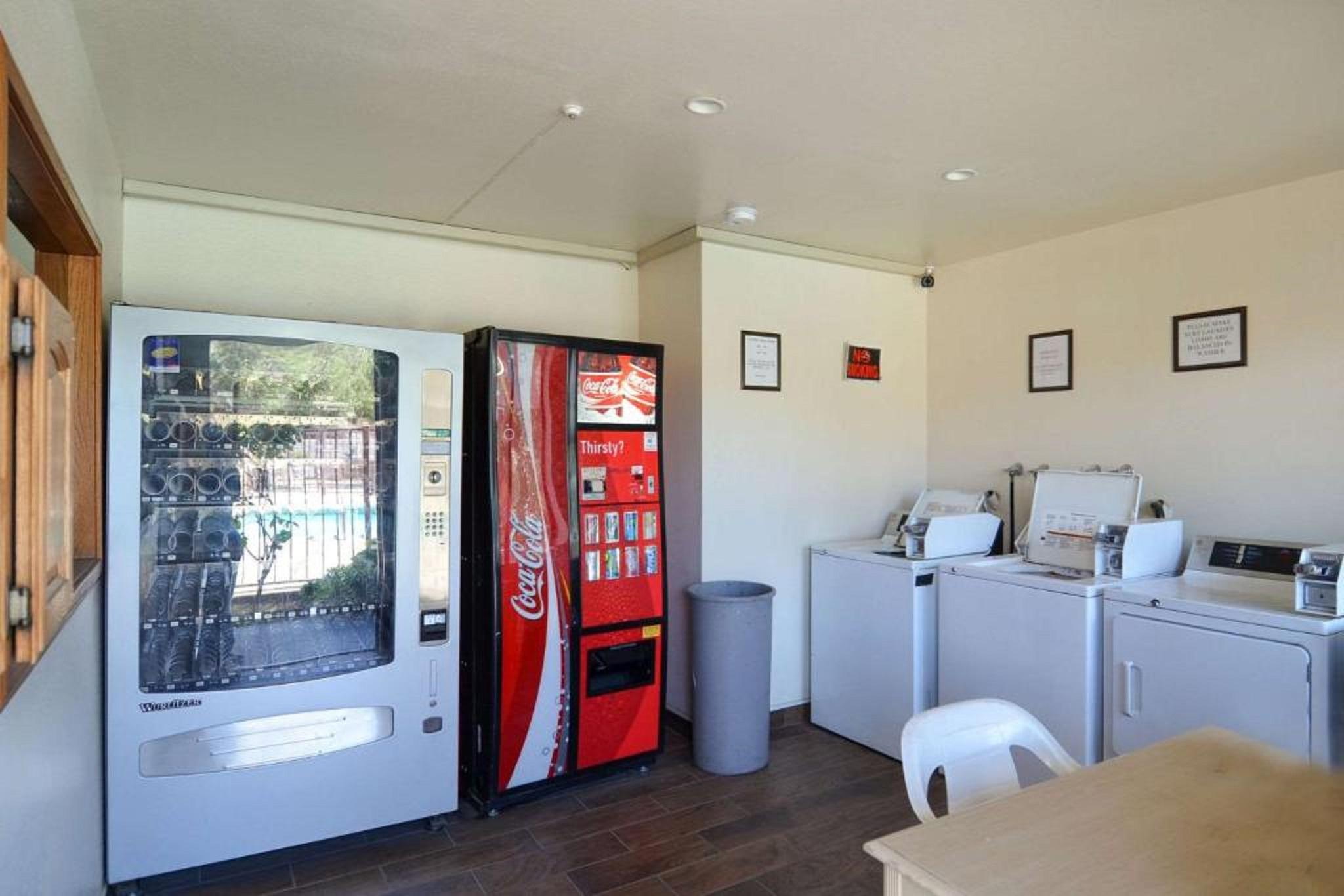 Beyond Stay Hotel Victorville Downtown Esterno foto