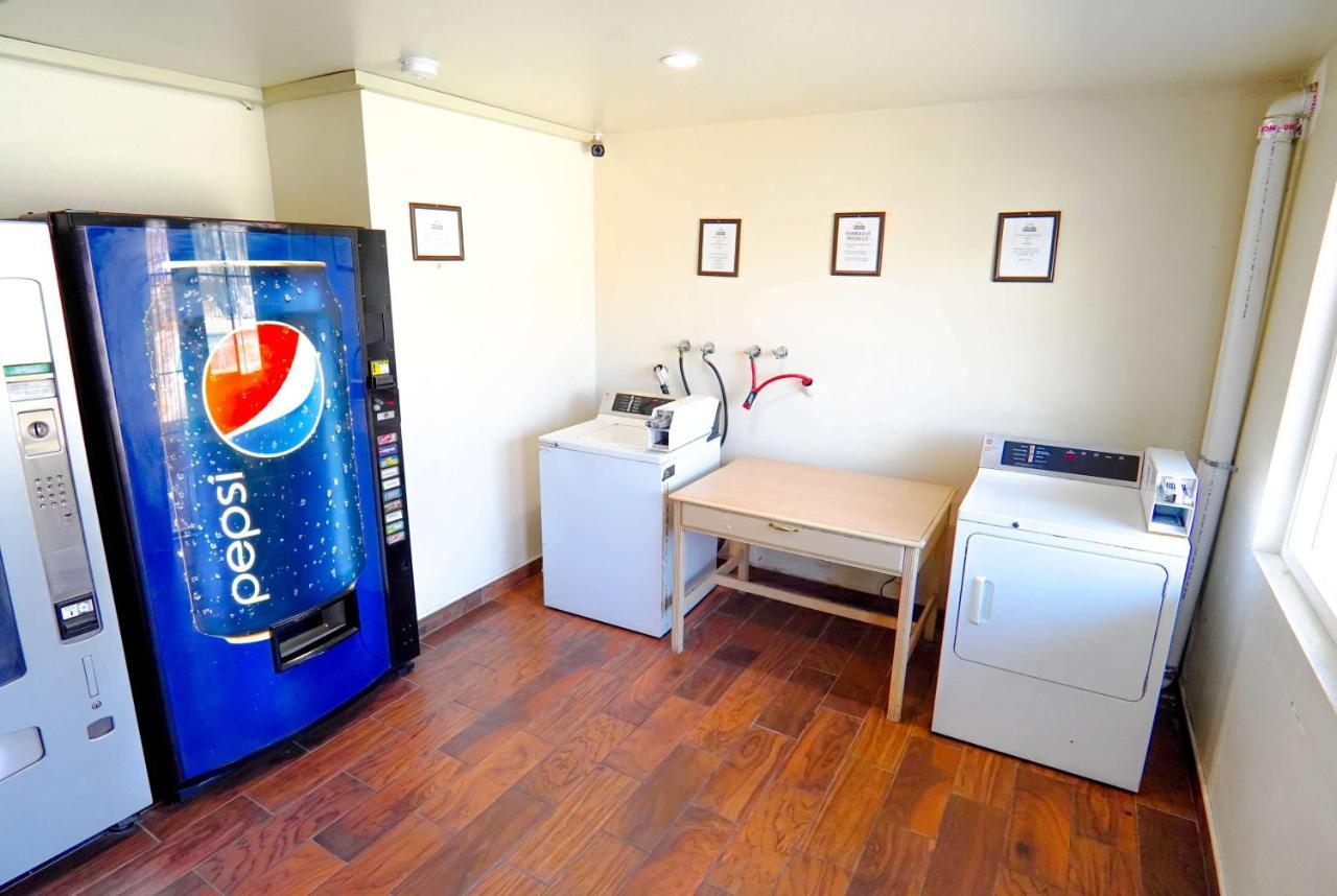 Beyond Stay Hotel Victorville Downtown Esterno foto